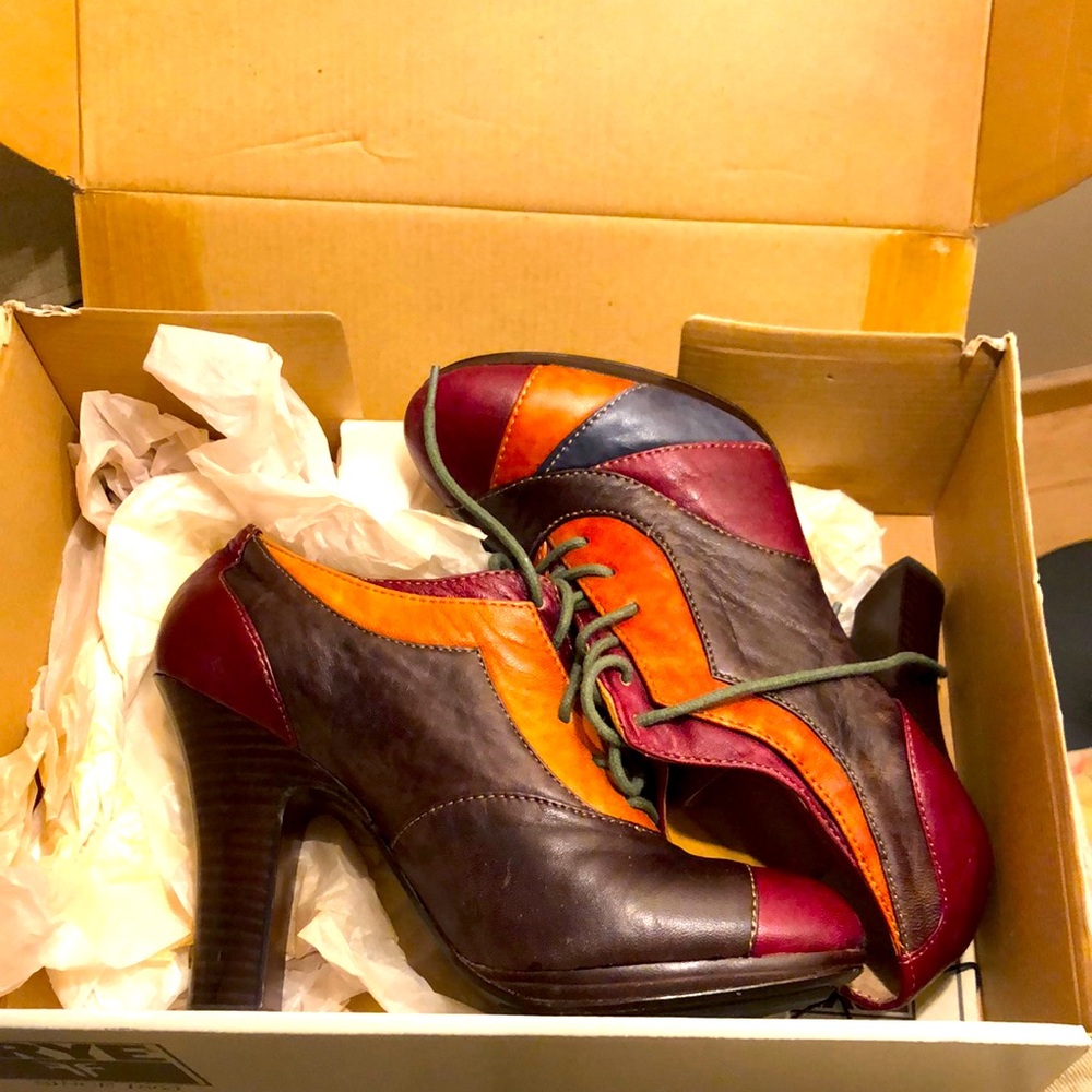 Frye. Flash $105. Sunday only